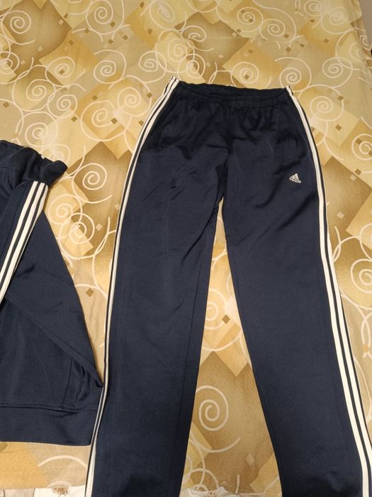 Продавам екип адидас