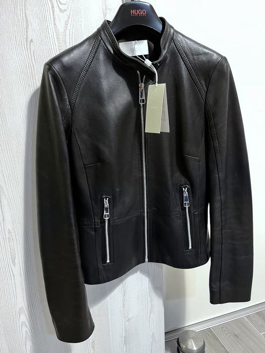 BOSS geacă nouă cu eticheta de la 1990 de lei la 950 lei