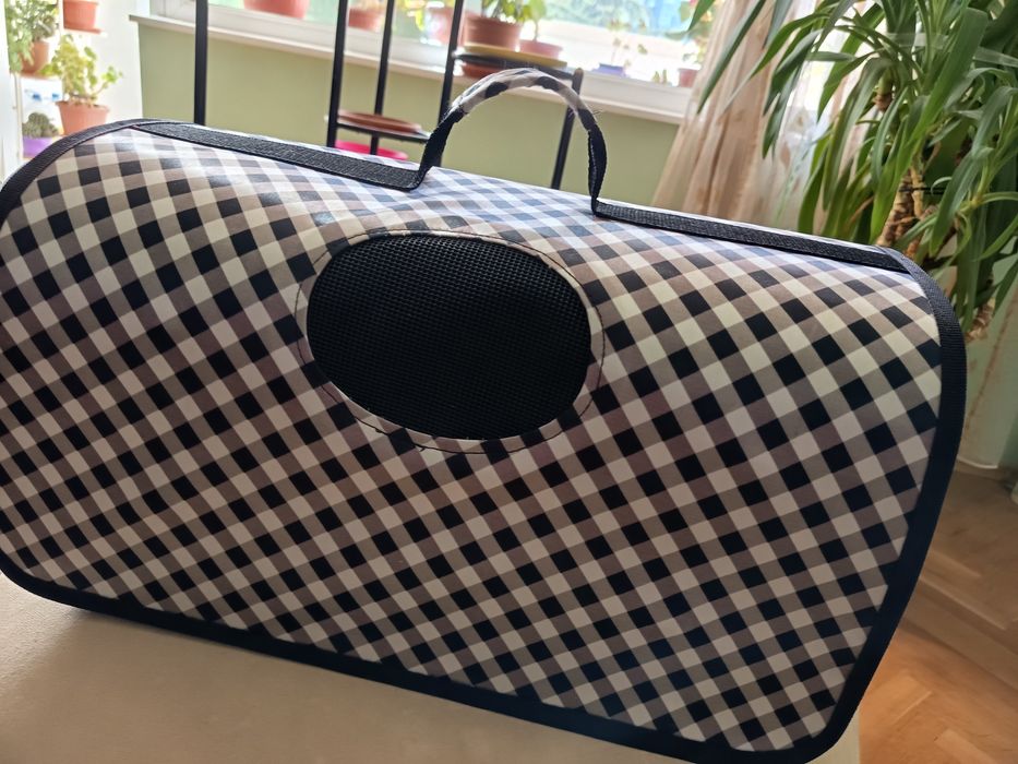 Продавам чанта за малко куче .