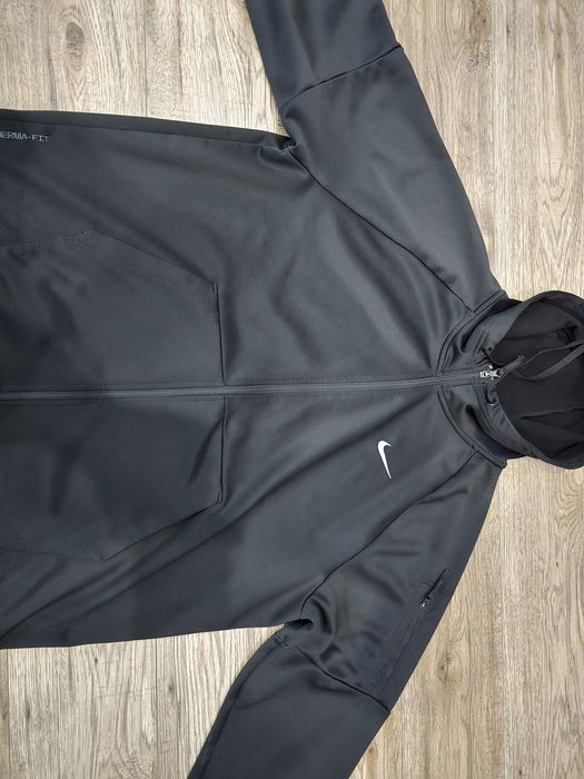 Продавам суичър Nike