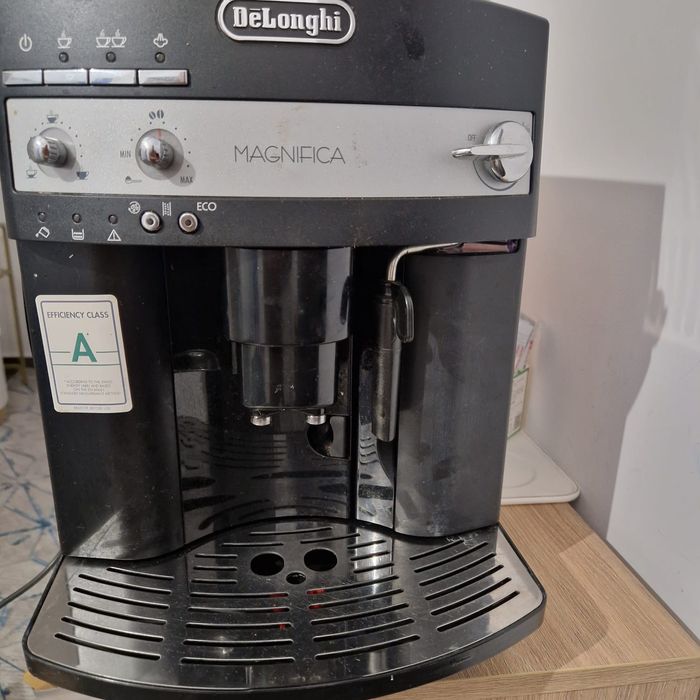 Vand aparat de cafea delonghi magnifica