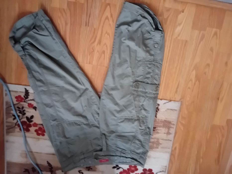 Pantaloni trei sferturi