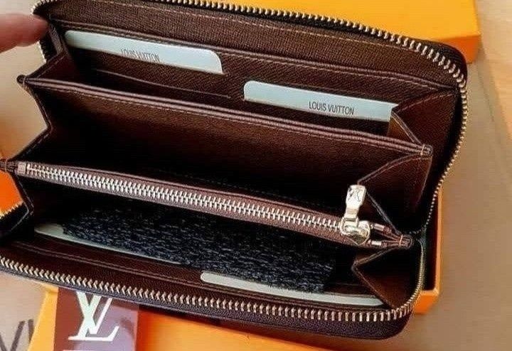 Set LV,super model, geanta +portofel, saculet, etichetă incluse