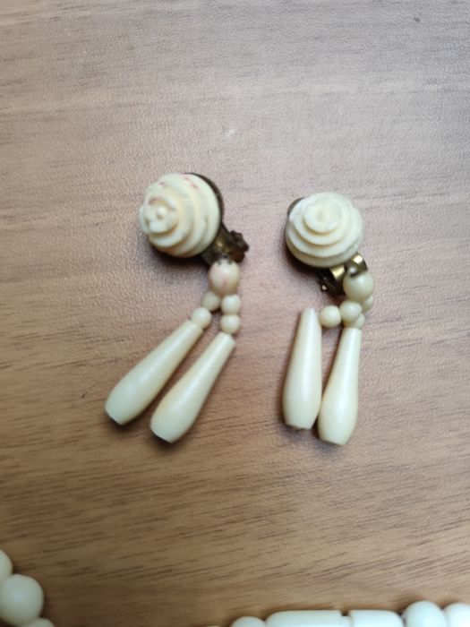 Винтидж комплект бижута от кост с резба ( колие, обици, гривна)