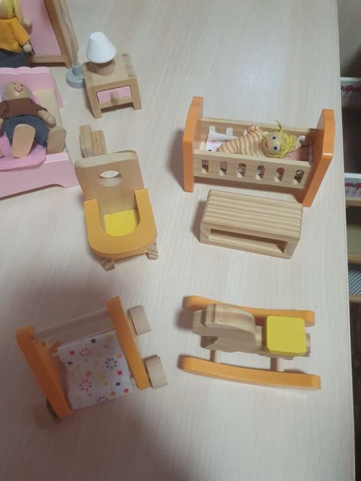 Дървена къща за кукли + мебели + куклите