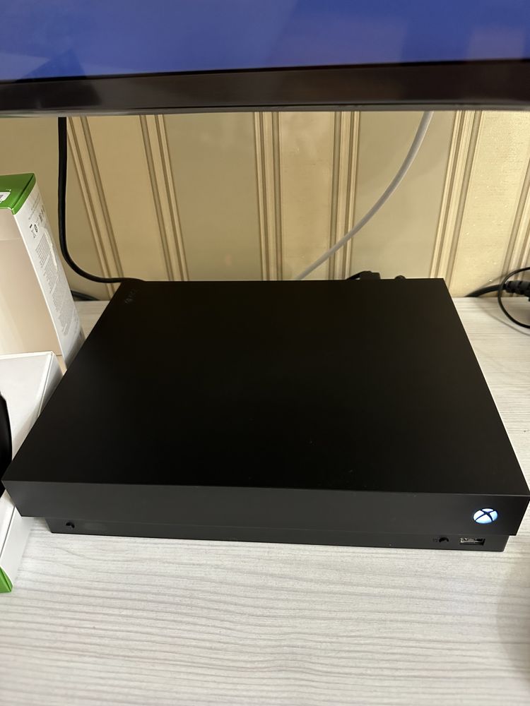 Xbox one X 1Tb в идеале с новым джойстиком