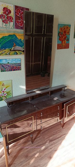 Отдадим старые стулья и старое трюмо