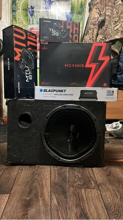 Продам  все  что на фото почти все новое. Слушал только месяц