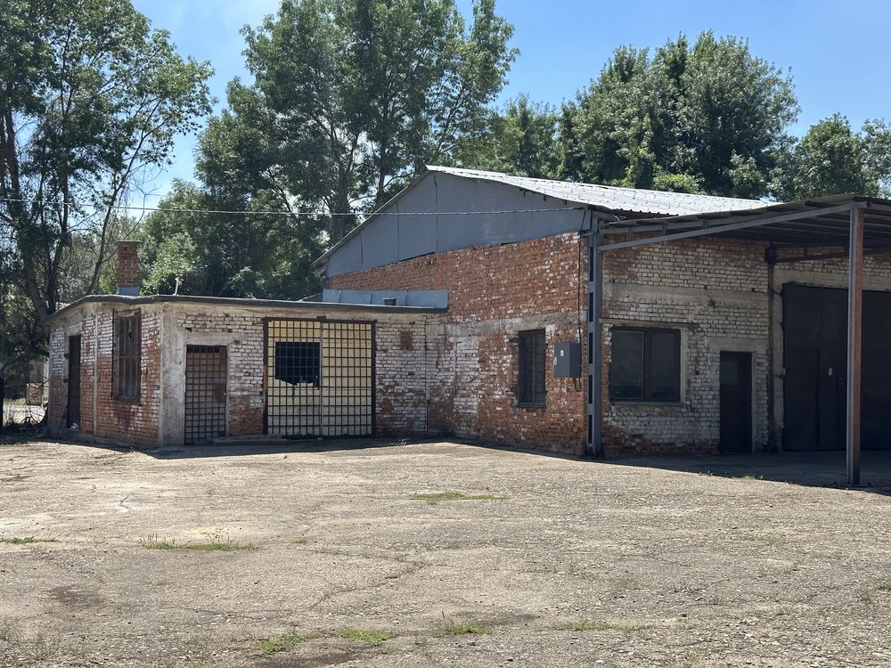 Продават се  Халета