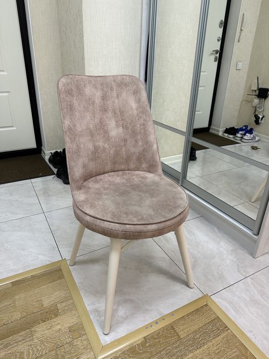 Стулья мягкие, 4 шт. (2 исправные, 2 требуют ремонта)