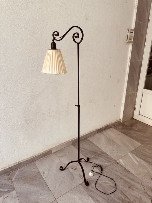 Ретро подова реголируема лампа от ковано желязо с абажур- винтидж стил