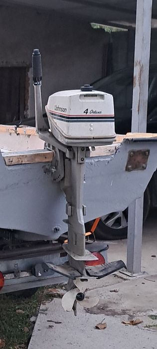 Продавам двутактов извънбордов двигател Johnson 4 к.с. за части.