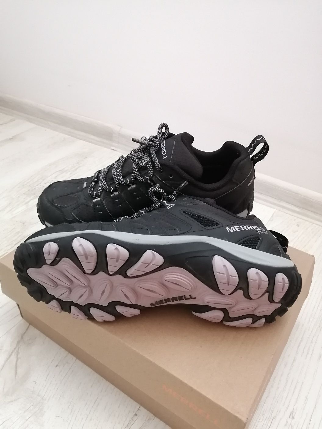 Продавам дамски туристически обувки Merrell 38 номер