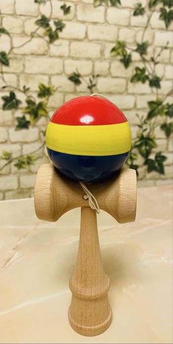Kendama tricolora