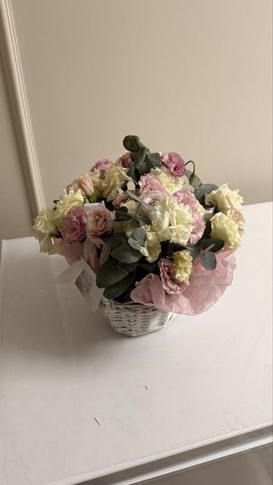 Цветы в корзине эустомы