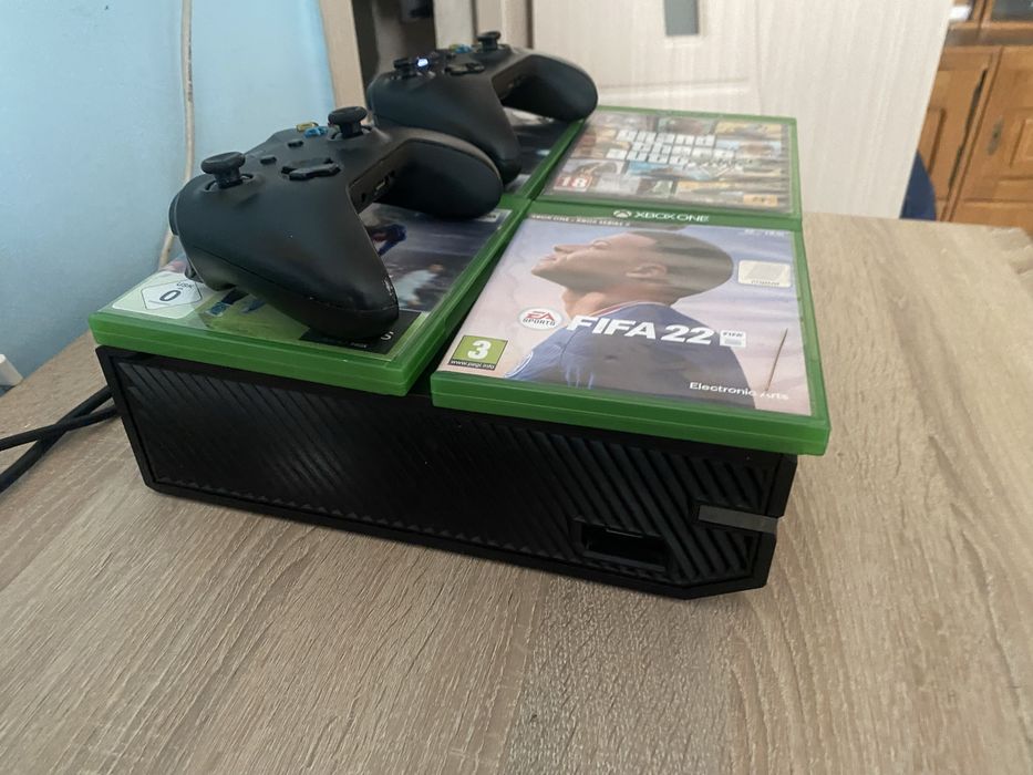 Vand Xbox ONE negru