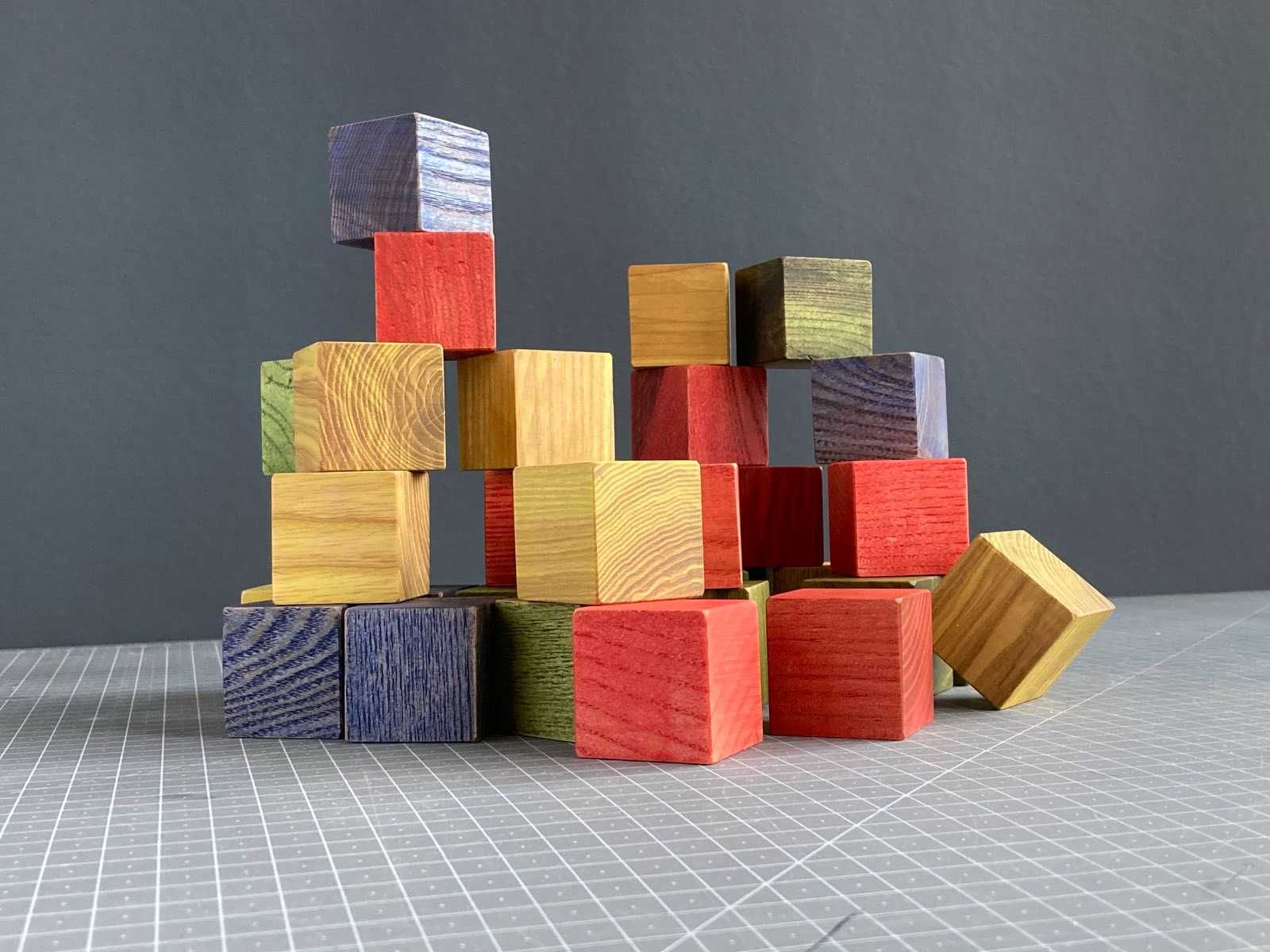 Дървени кубчета, разноцветни и натурални