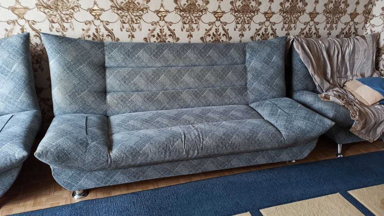 Раздвижной диван и 2 кресла