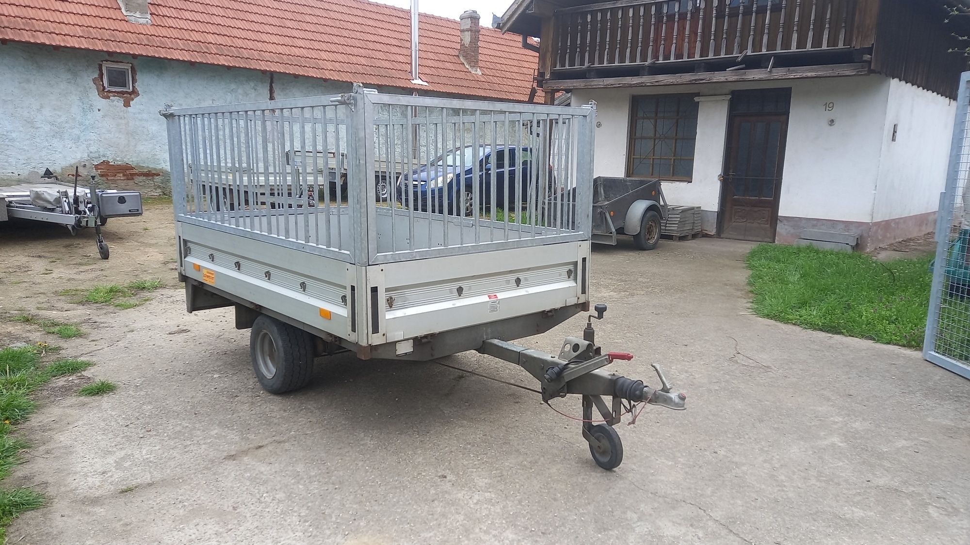 Remorca 1200kg platforma cu grilaj metalic
