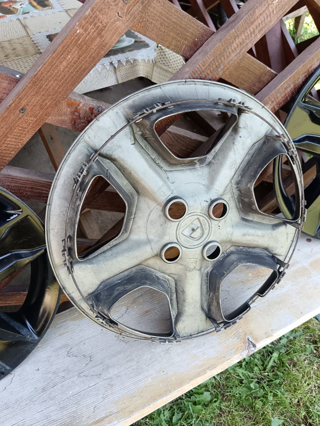 Vând capace  pe 16 cu gauri prezoane,originale DACIA Sandero