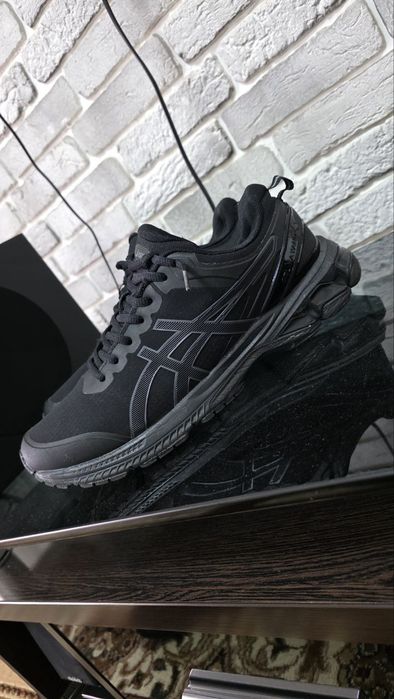 Оригинальные кроссы ASICS
