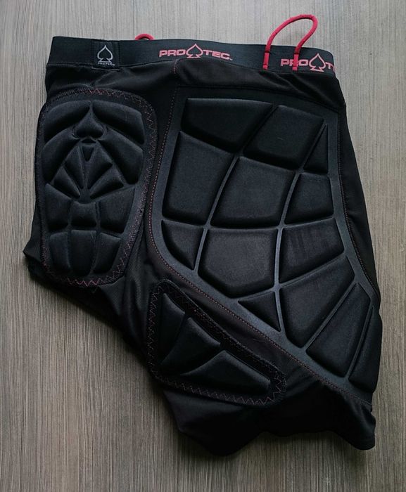 Протекторни шорти (нагъзник) размери S и L-XL