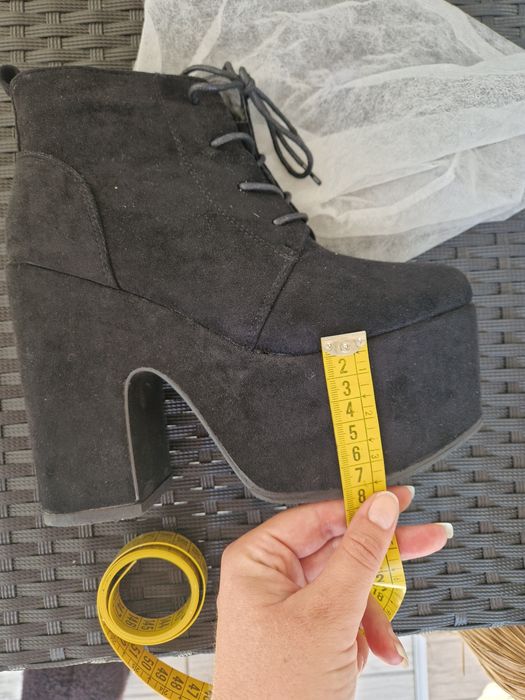 Уникални зимни дамски черни боти на ток 38 и 39 н