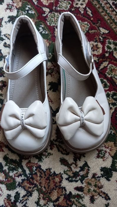 Продам туфли для девочки 7-8лет.