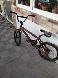 Vând  bicicleta BMX