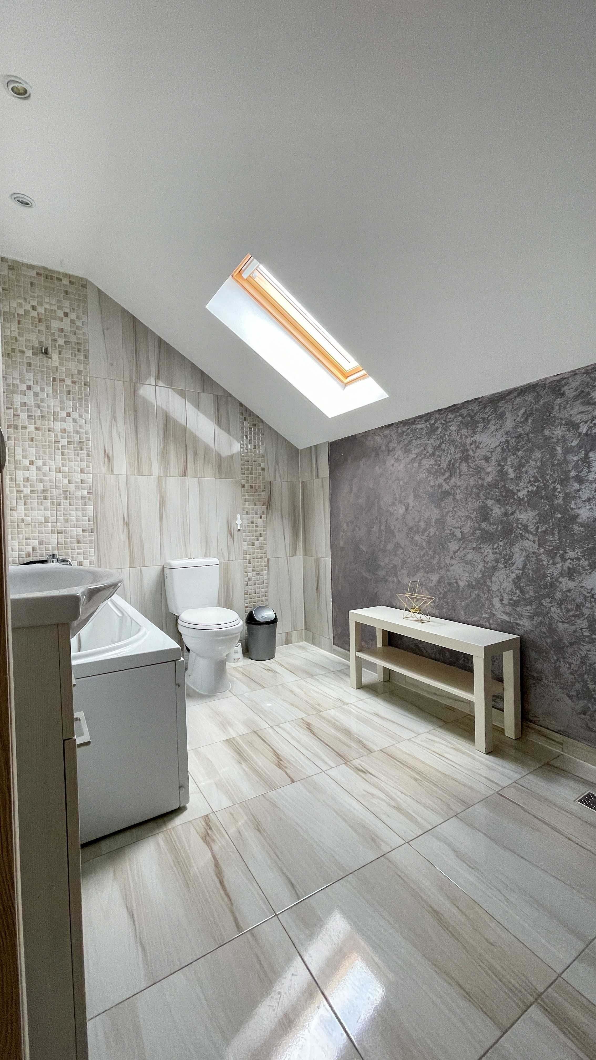 P.F. Inchiriez casa  tip duplex cu 3 camere , curte si parcare proprie