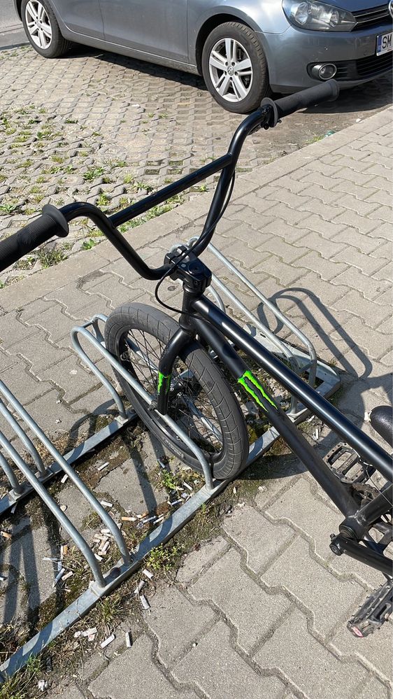 Bicicleta BMX cu PEG-uri și frâna