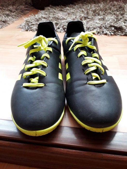 Adidași marca Adidas