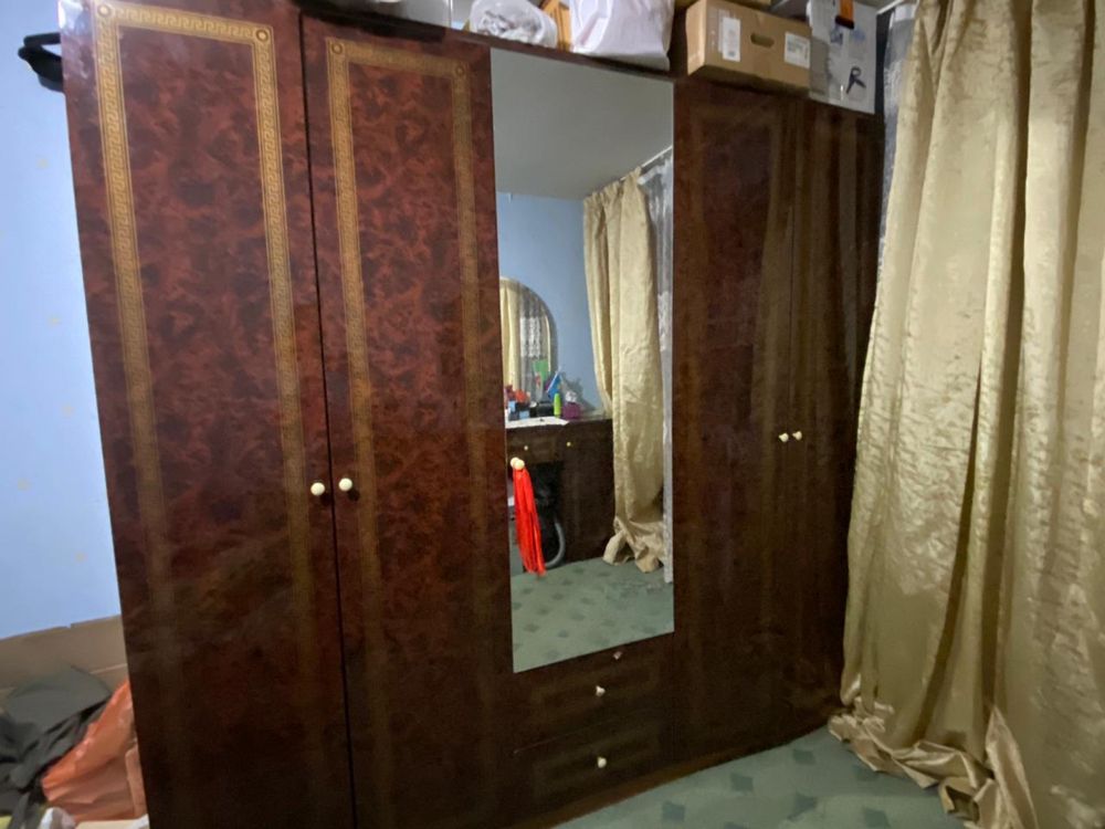 Продам срочно шкаф с тумбочкой
