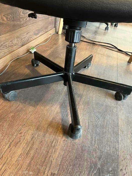 6 офис стола – въртящи, 4 кожени + 2 текстилни