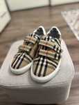 Sneakers / Adidasi / Tenesi baieti Burberry - marime 35