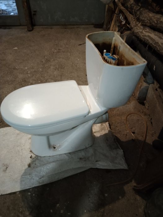 Унитаз  б/у в  хорошем  состоянии