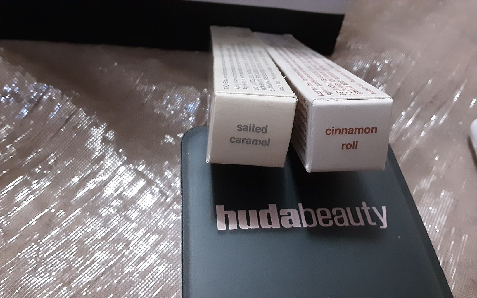 Rhode гланцове и HUDA BEAUTY cherry blossom cake