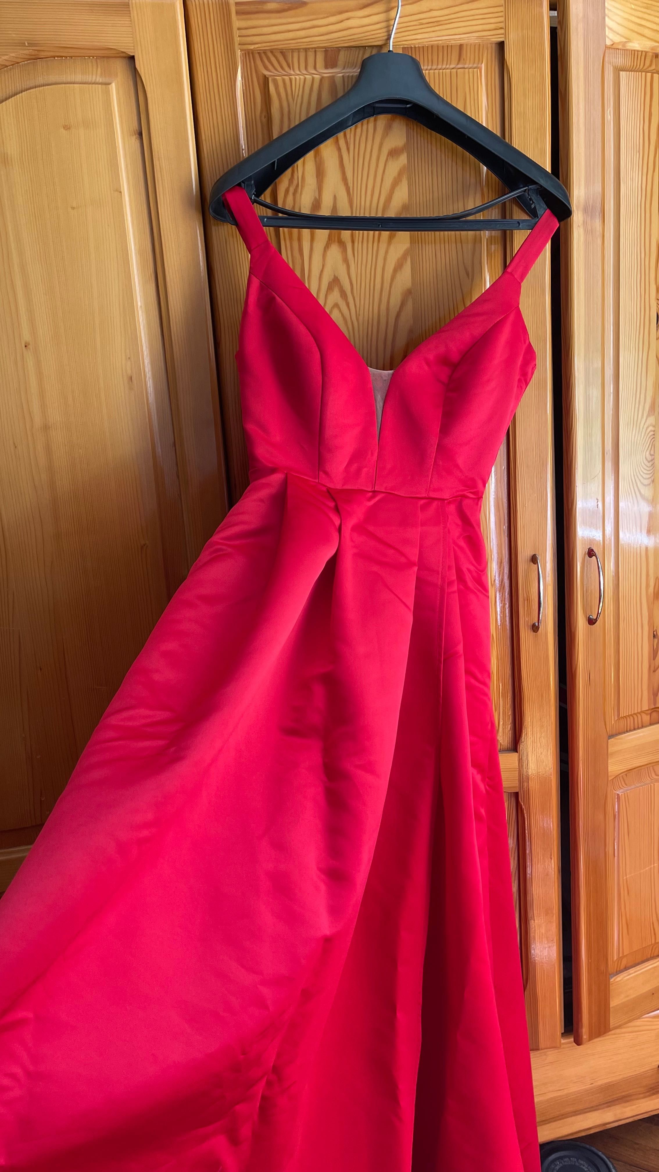 Червена рокля за повод