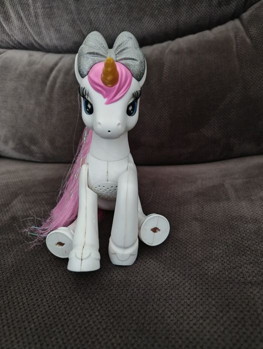 Ponei cu sunete și clipuri din ochi