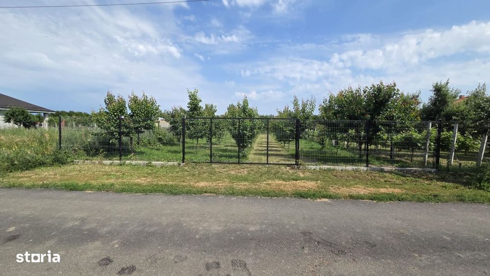 Teren de vanzare la intrare in Vetis