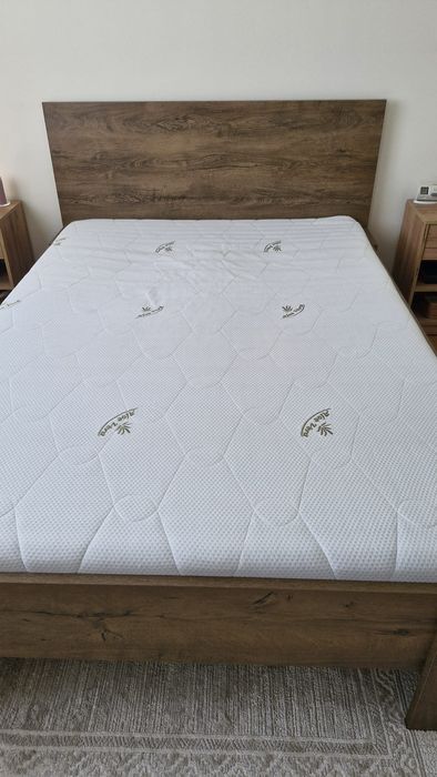 Vând pat cu saltea și 2 noptiere, 140x200 cm