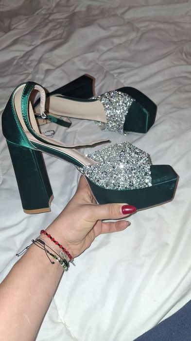 Vând sandale noi,nr 41,preț 100 lei negociabil .