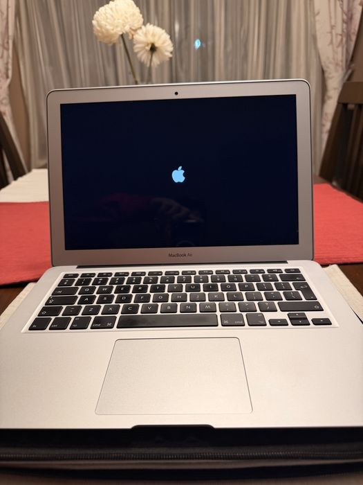 Macbook Air 13” (Early 2015), stare foarte buna, 250 GB SSD,4 G RAM