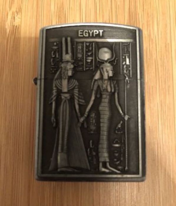 Bricheta cu motive egiptene