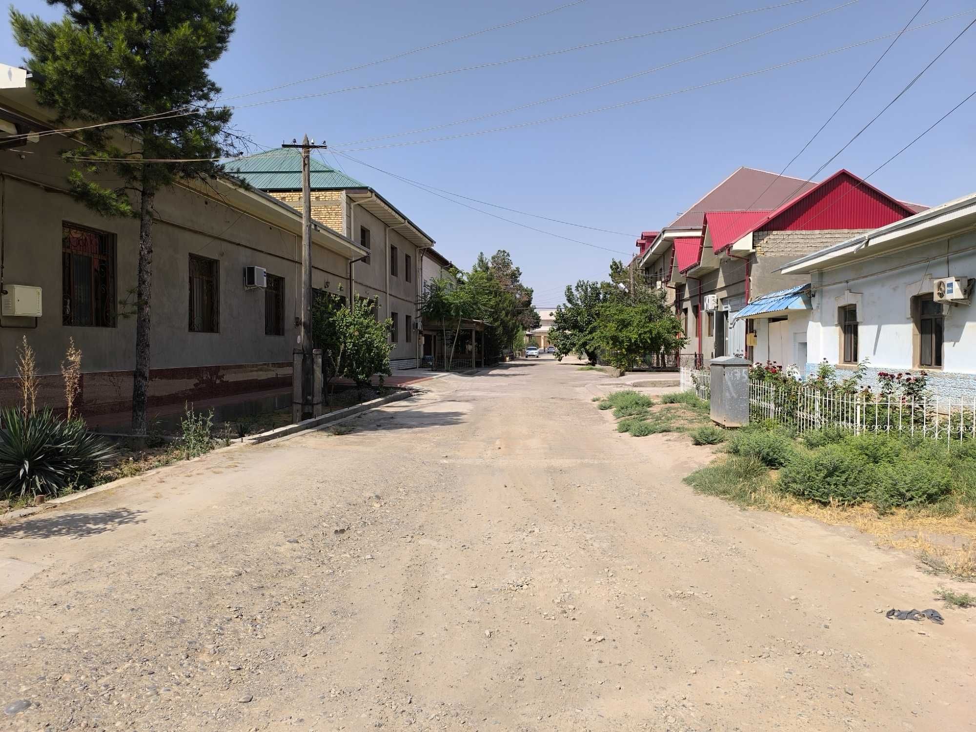 Hovli uy sotiladi