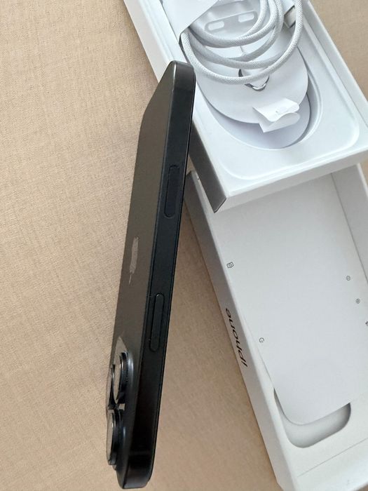 Vand Iphone 16 pro 256 GB impecabil în garanție.