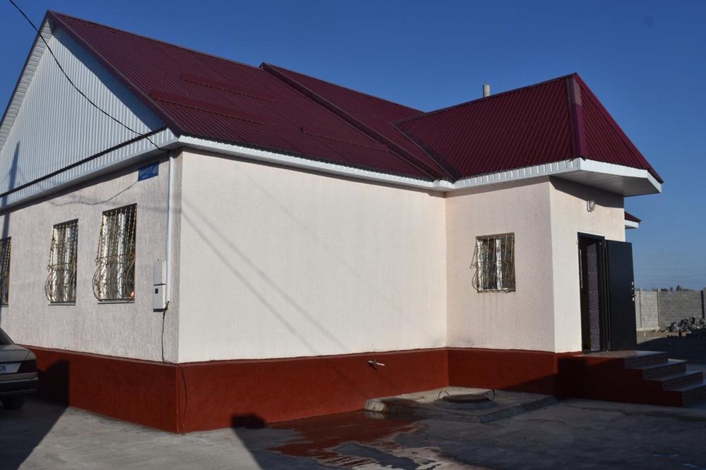 Продается дом большой с красного кирпича.