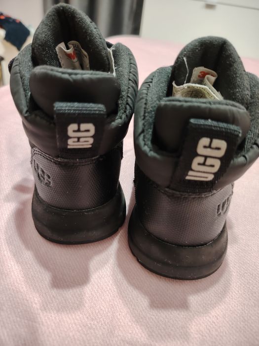 Vând ghetuțe UGG Nr 22, îmblănite cu lână naturala
