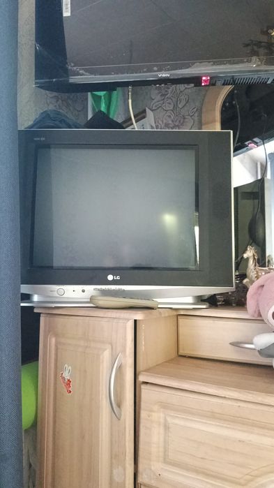 Телевизор с пультом