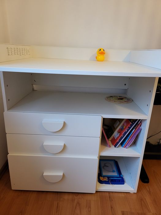 Vand masă de înfășat/schimbat/îmbrăcat bebeluș, albă, cu sertare. Ikea